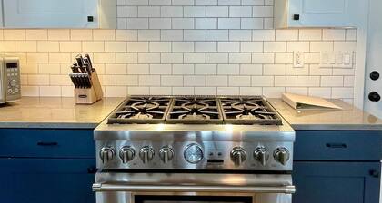 Coveside! Designer decor, waterfront, AC, 2 Bedroom in Harpswell.