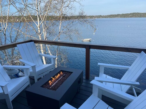 Coveside! Designer decor, waterfront, AC, 2 Bedroom in Harpswell.