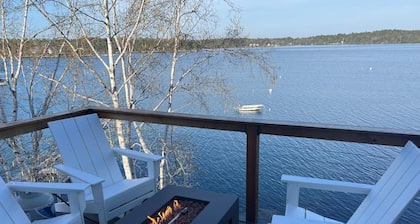 Coveside! Designer decor, waterfront, AC, 2 Bedroom in Harpswell.