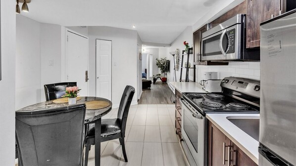 Geladeira, micro-ondas, fogão, cooktop