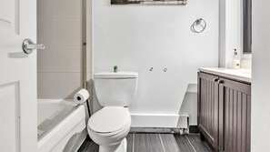 Secador de cabelo, toalhas de banho, sabonete, shampoo