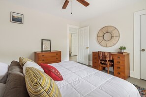 6 habitaciones, tabla de planchar con plancha, wifi y ropa de cama