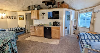 Granary/Silo 2nd Floor Studio in Dinosaurland with AC, WiFi