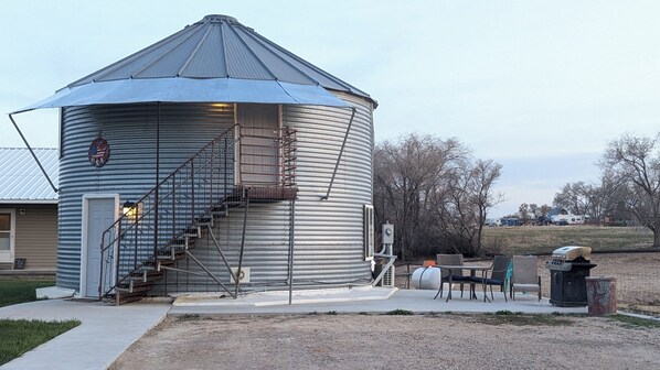 Exterior - Granary/Silo 2nd Floor Studio in Dinosaurland with AC, WiFi (Vernal)