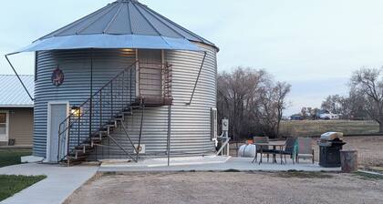 Granary/Silo 2nd Floor Studio in Dinosaurland with AC, WiFi