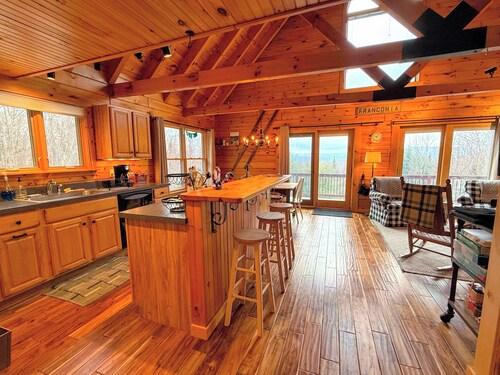9N Mountainside Cabin in Franconia Heights, Dog Friendly, Stunning Views!