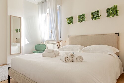 Our newly renovated property is designed to offer you maximum comfort. The bright and spacious bedroom is equipped with a comfortable double bed, ideal for a regenerating sleep. The living room is perfect for relaxing, with a sofa that turns into a bed t