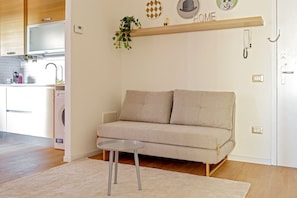 TV - Our newly renovated property is designed to offer you maximum comfort. The bright and spacious bedroom is equipped with a comfortable double bed, ideal for a regenerating sleep. The living room is perfect for relaxing, with a sofa that turns into a bed t (Pisa)
