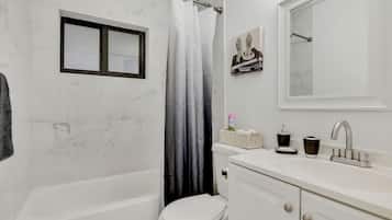 Een haardroger, handdoeken, zeep, toiletpapier