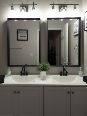 Hair dryer, towels, soap, shampoo - Resort Villa - gym, spa by Airport, Arcadia, Tempe, Scottsdale (Phoenix)