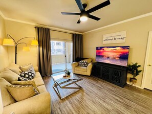 Smart TV, chimenea, tenis de mesa y libros