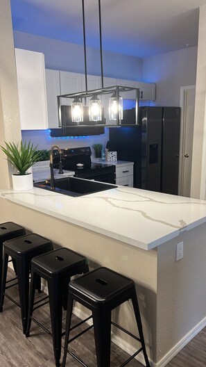 Fridge, microwave, oven, stovetop - Resort Villa - gym, spa by Airport, Arcadia, Tempe, Scottsdale (Phoenix)