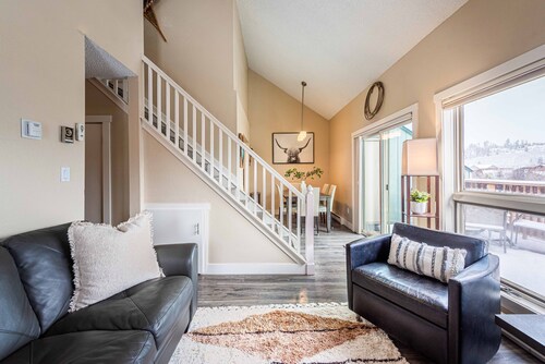 Spacious 4BR Retreat, Fireplace, Views, Skiing, RMNP