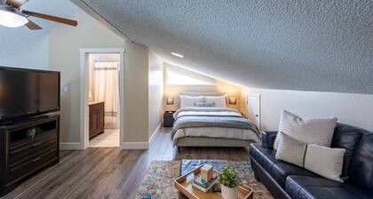 Mountain-View Riverfront Retreat, 4BR Family Getaway, Fireplace, King Bed