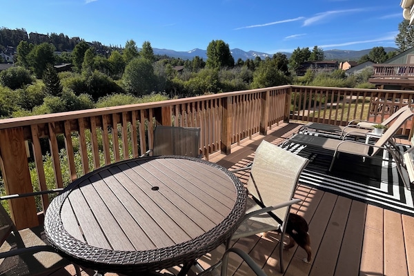 Lounge chairs on rear deck overlooking Fraser River and Continental Divide