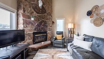 Smart TV, chimenea y libros