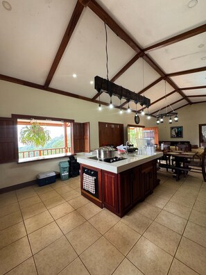 Geladeira, micro-ondas, fogão, cooktop