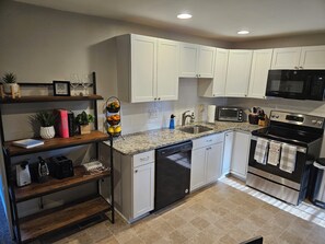 Fridge, microwave, oven, stovetop - Charming 1-bedroom apartment in cool Garner, minutes from Raleigh (Garner)