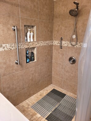 Dusche, Haartrockner, Handtücher, Seife