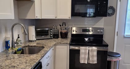 Charming 1-bedroom apartment in cool Garner, minutes from Raleigh