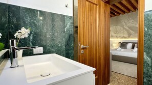 Douche, sèche-cheveux, bidet, serviettes fournies