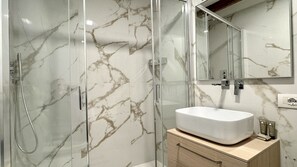 Dusche, Haartrockner, Bidet, Handtücher