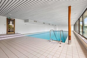 Innendørsbasseng