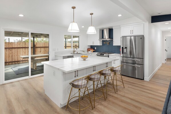 Fridge, microwave, oven, stovetop - 3-bedroom house in charming North Clairemont San Diego. Enjoy your stay (San Diego)