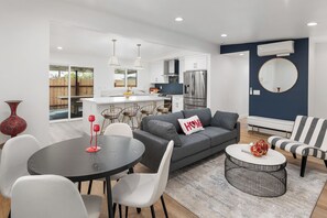 Interior - 3-bedroom house in charming North Clairemont San Diego. Enjoy your stay (San Diego)