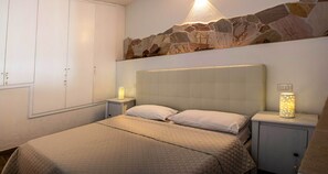 2 bedrooms, iron/ironing board, bed sheets