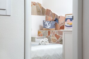 2 bedrooms, iron/ironing board, bed sheets