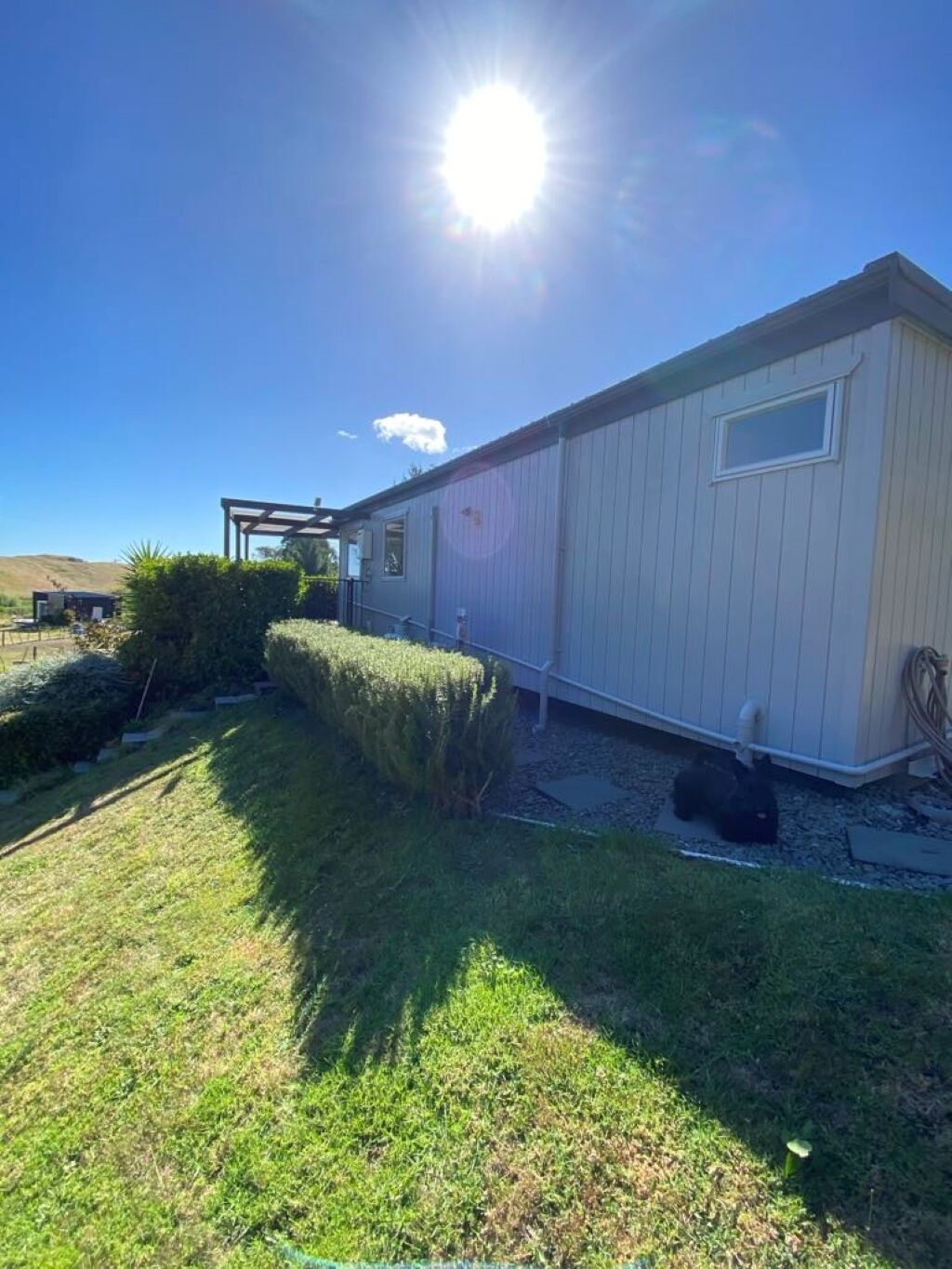 Il s’agit d’un bâtiment d’un seul étage, doté d’un toit plat, d’un petit garage attenant et d’un patio couvert.