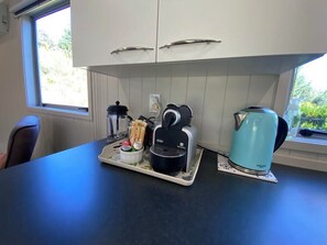 Fridge, microwave, oven, stovetop - Tui's Retreat - Peaceful, Private, and Close to Town (Westmere)