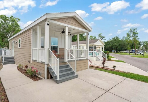 Cozy Tiny Home Getaway Minutes from Disney