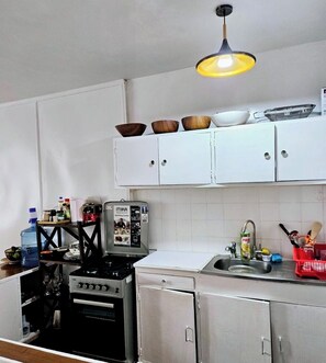 Micro-ondes, four, plaque de cuisson