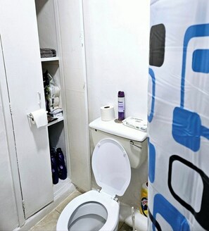 Serviettes fournies, savon, papier toilette