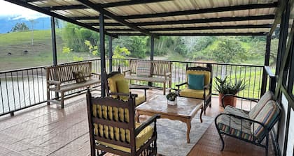 Lovely 3-bedroom chalet in Calima Lake waterfront with private deck