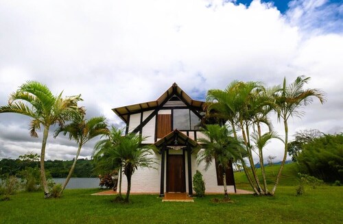 Lovely 3-bedroom chalet in Calima Lake waterfront with private deck
