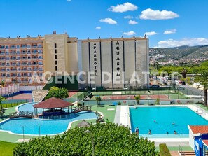 A hotel with multiple swimming pools, a tennis court, and a view of the surrounding landscape. - Apartment view on the beach , with a private garage, 1 bedroom,pool and lift, Wifi. (Peníscola/Peñíscola)