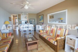 Living area - Apartment view on the beach , with a private garage, 1 bedroom,pool and lift, Wifi. (Peníscola/Peñíscola)