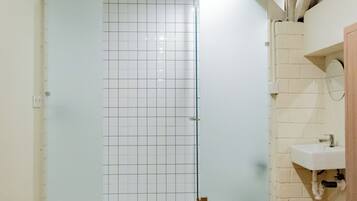 Dusch, handdukar, tvål och toalettpapper