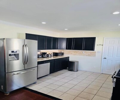 Elegant 5BR Family Oasis – 5 Mins to JFK, Walk to Mall & Train, Free Parking!