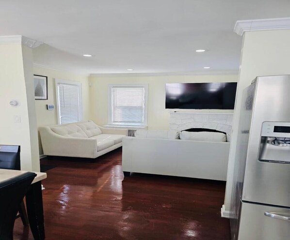 Smart TV - Elegant 5BR Family Oasis – 5 Mins to JFK, Walk to Mall & Train, Free Parking! (Valley Stream)