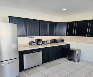 Fridge, microwave, oven, stovetop - Elegant 5BR Family Oasis – 5 Mins to JFK, Walk to Mall & Train, Free Parking! (Valley Stream)