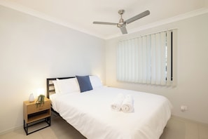 Desk, laptop workspace, iron/ironing board, free WiFi - Smart Suites Self Check-in Apartments - 21 Darnley (Rocklea)