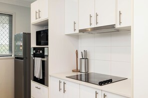 Refrigerador, microondas, horno, placa de cocina