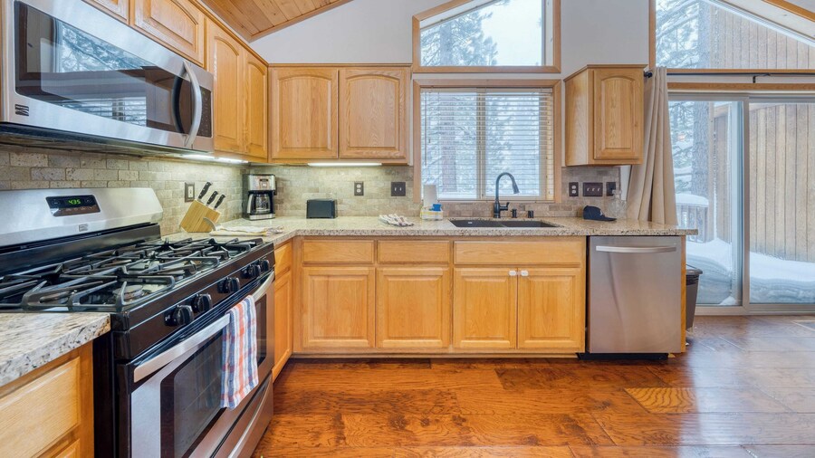 Cabin Retreat w/ Hot Tub & Fireplace - Near Northstar and Downtown Truckee