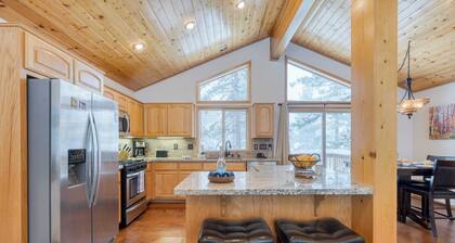 Cabin Retreat w/ Hot Tub & Fireplace - Near Northstar and Downtown Truckee