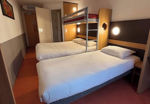 Escritorio, wifi gratis y ropa de cama 