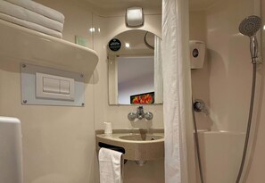 Bathroom - B&B HOTEL Lisieux Parc des Expositions (Lisieux)